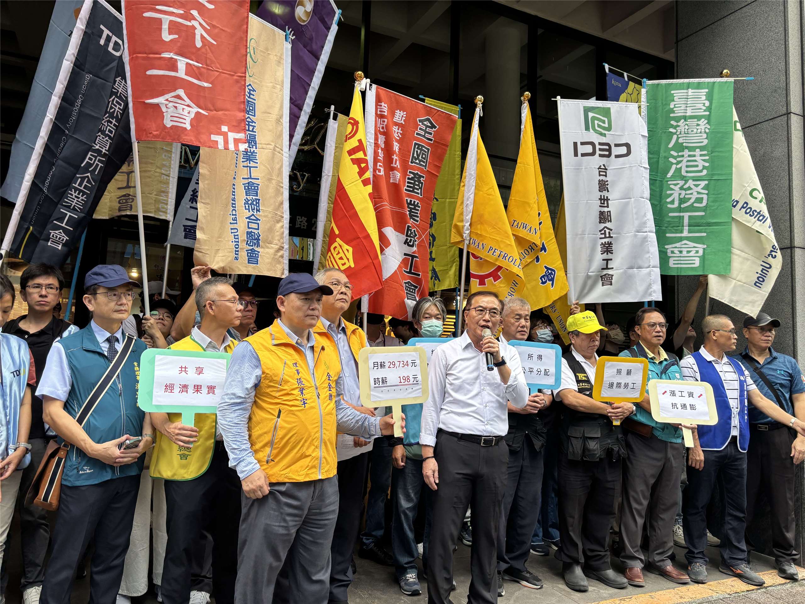 最低工資審議委員會今天(26日)召開，勞工團體會前在場外表達訴求。(楊文君攝)