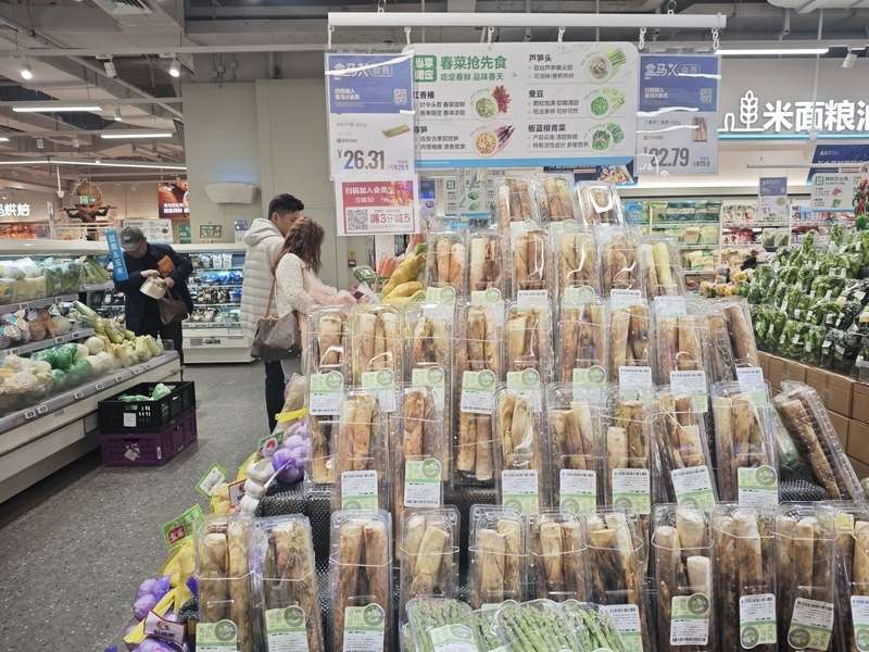 圖為中國民眾在河南鄭州一家超市購物。（中新社提供）