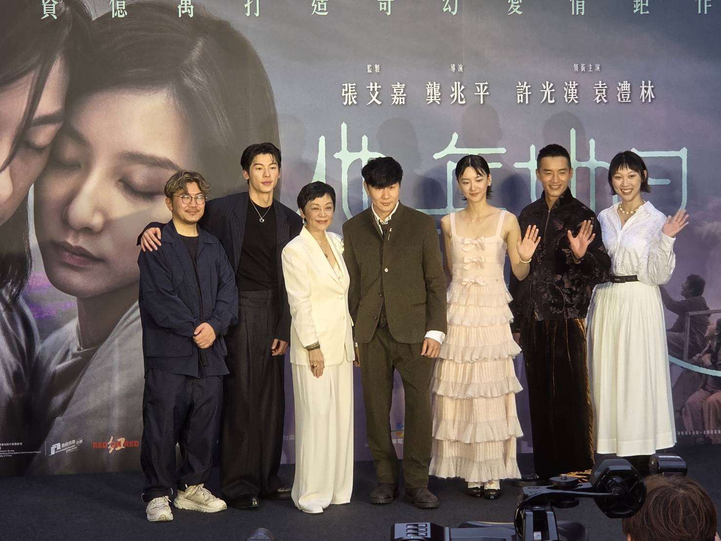 奇幻愛情電影《他年她日》29日晚間在台北舉行盛大首映會。左起導演龔兆平、許光漢、張艾嘉、林俊傑、袁澧林、陳澤耀、韓佩瑤。(江昭倫 攝)
