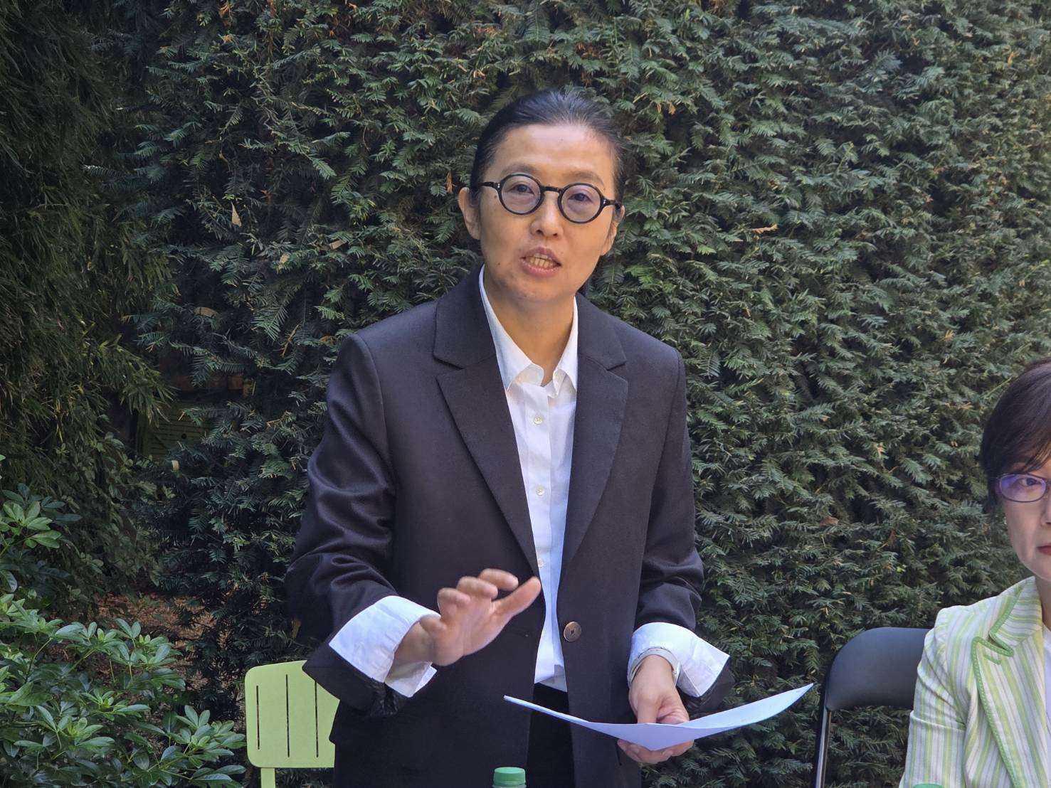 巴黎文化中心主任胡晴舫即將卸任，趁著文化部長李遠來巴黎視察，簡報過去四年來在推動台灣文化站上國際舞台做了哪些事情，也透露面臨來自中國打壓。(江昭倫 攝)