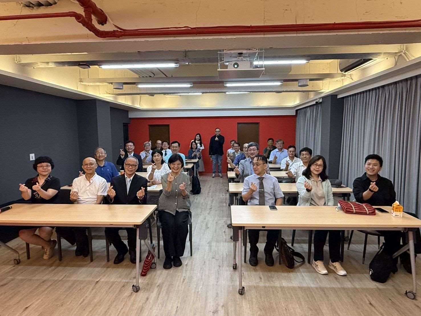 央廣和長庚醫院共同主辦專業媒體訓練營，協助醫師們在鏡頭前或在錄音間更能自在地表現專業。( Rti央廣) 
