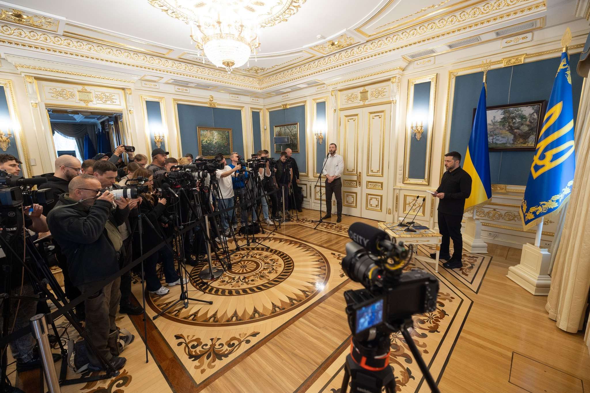 烏克蘭總統澤倫斯基27日宣布，烏國官員將於本月或下月訪問美國，商談重大武器採購及無人機生產協議。(FB@zelenskyy.official)