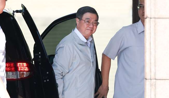 行政院長卓榮泰13日分2批邀地方政府討論財政收支劃分法議題，卓榮泰(中)上午搭車抵達行政院。 