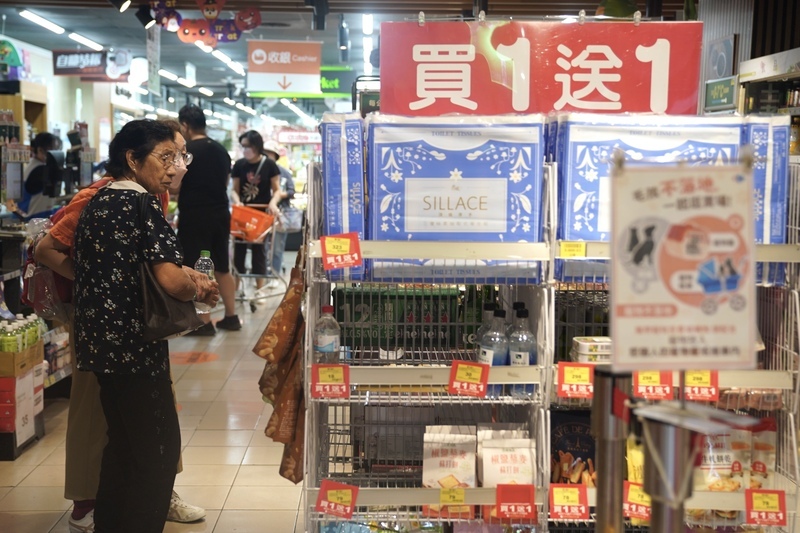 圖為民眾在超市購物。資料照。