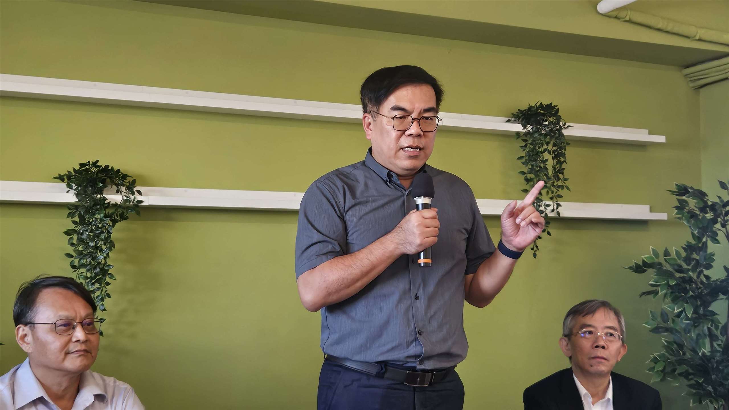 環境部長彭啓明25日表示，環境部全力協助花蓮清淤與解決垃圾問題。(劉品希 攝)