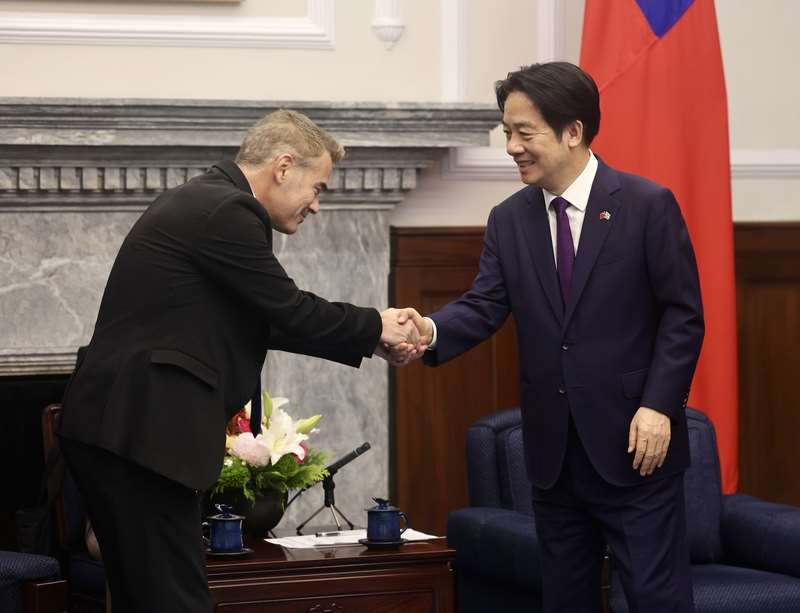 總統賴清德（右）16日下午接見以色列國會友台小組主席杜伯斯基（Boaz Toporovsky）（左）所率訪團，歡迎眾人來訪。