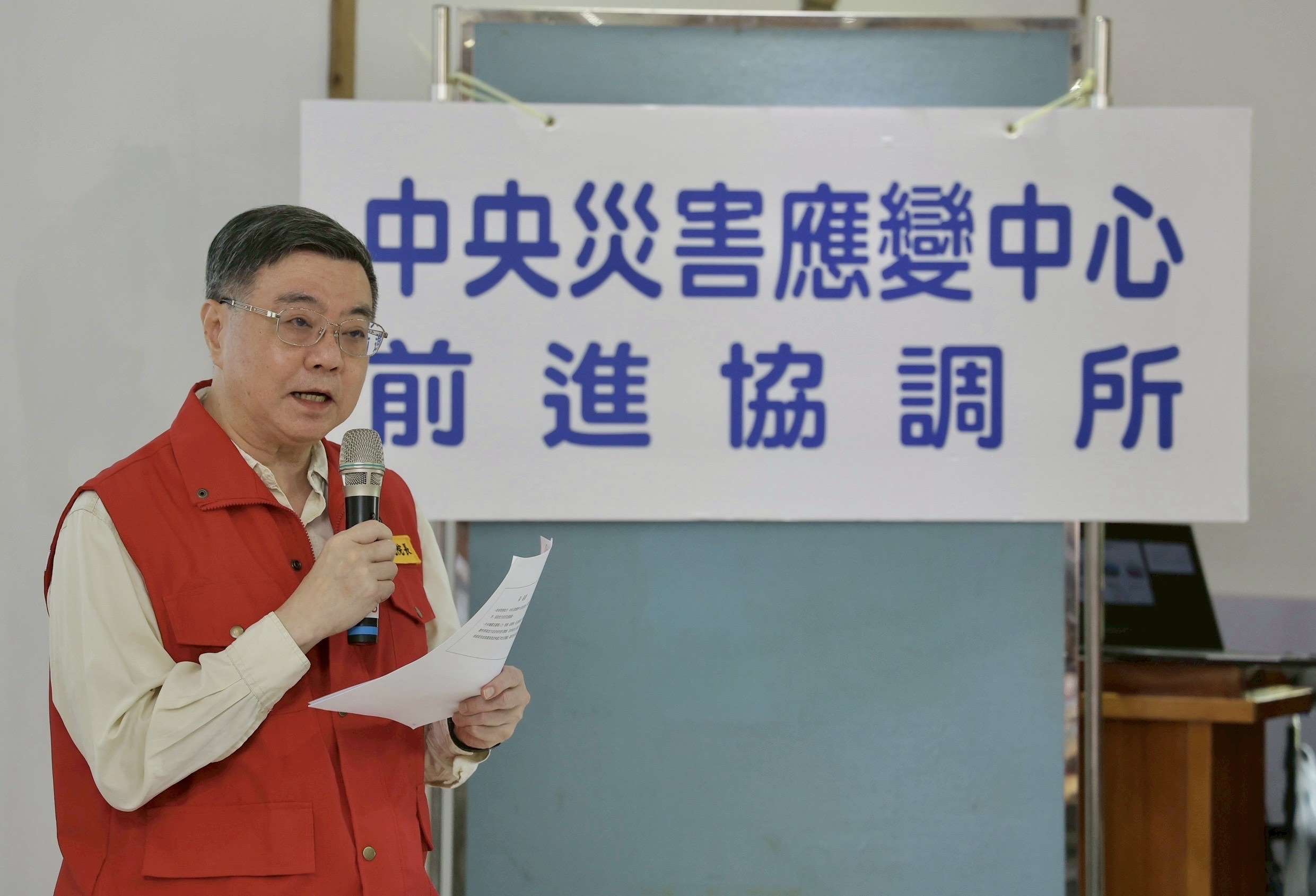 行政院長卓榮泰28日赴中央災害應變中心前進協調所聽取最新救災情形彙報。(圖：行政院提供)