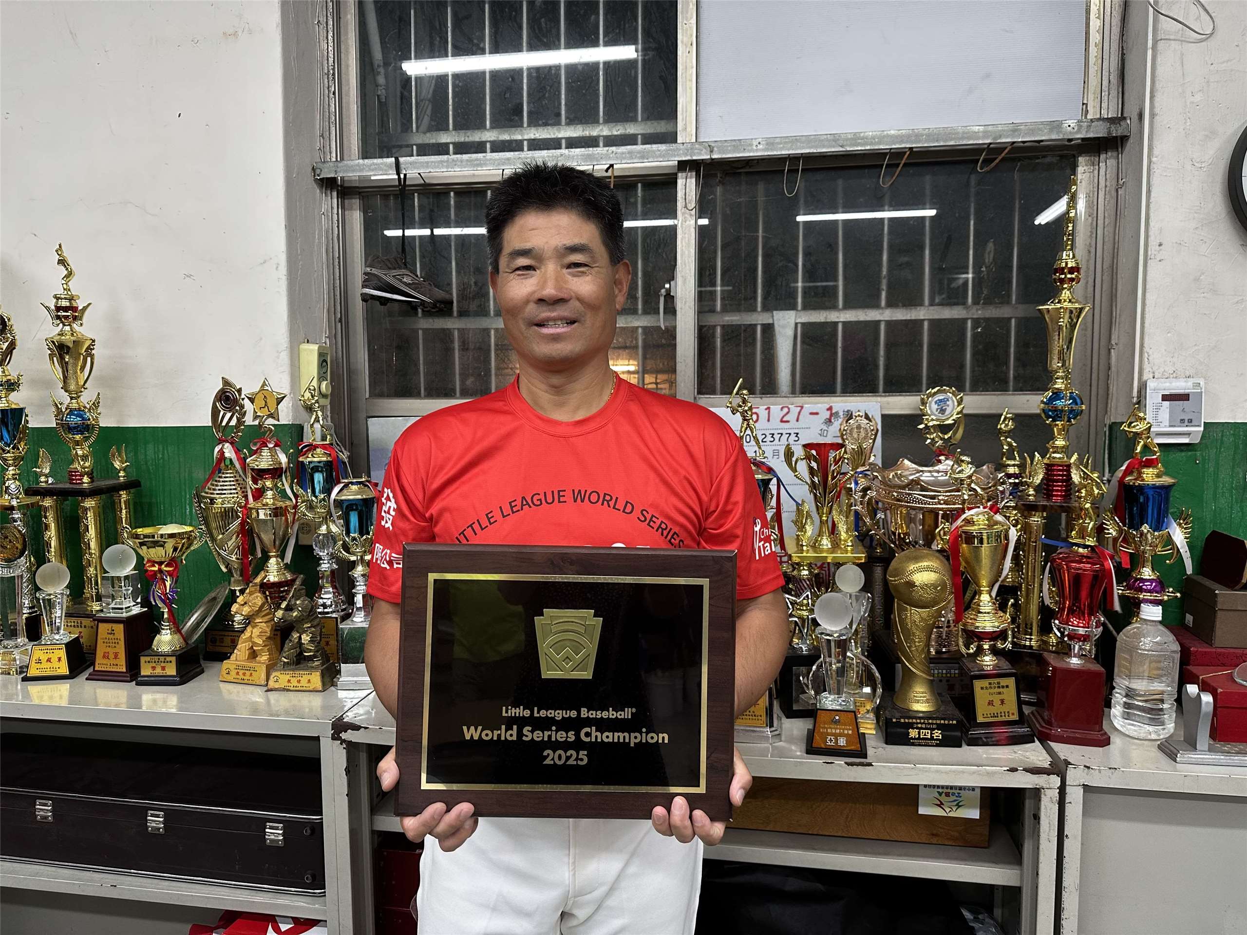 東園少棒總教練賴敏男分享威廉波特世界冠軍獎牌。(楊雨青攝)
