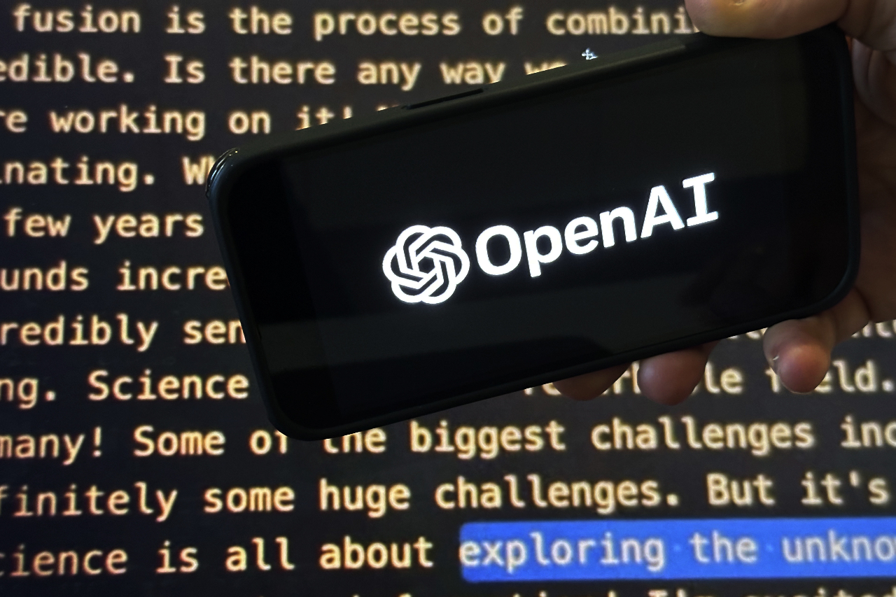 OpenAI 聊天機器人 ChatGPT 因遭控導致青少年自殺後，將設置家長監控功能。(美聯社/達志影像)