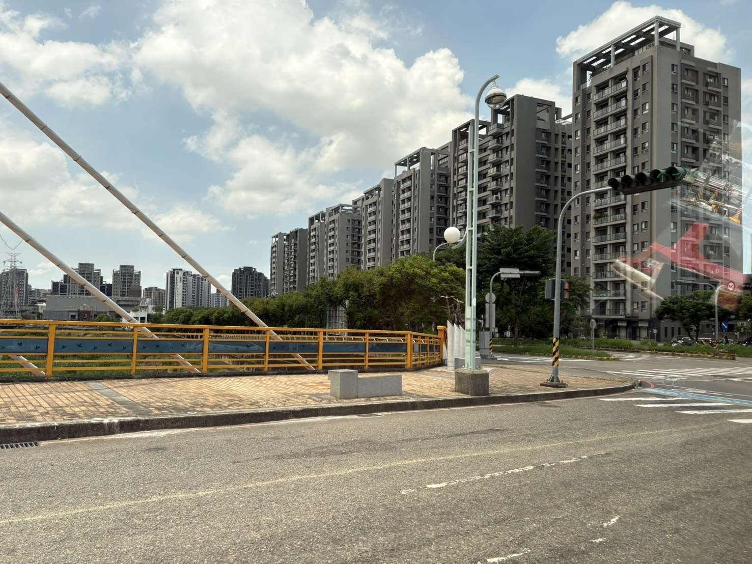 政府鬆綁放地產管制只是在幫炒房者維持高房價。圖為台中北屯一棟建築物。示意圖。(蔡明芳 攝)