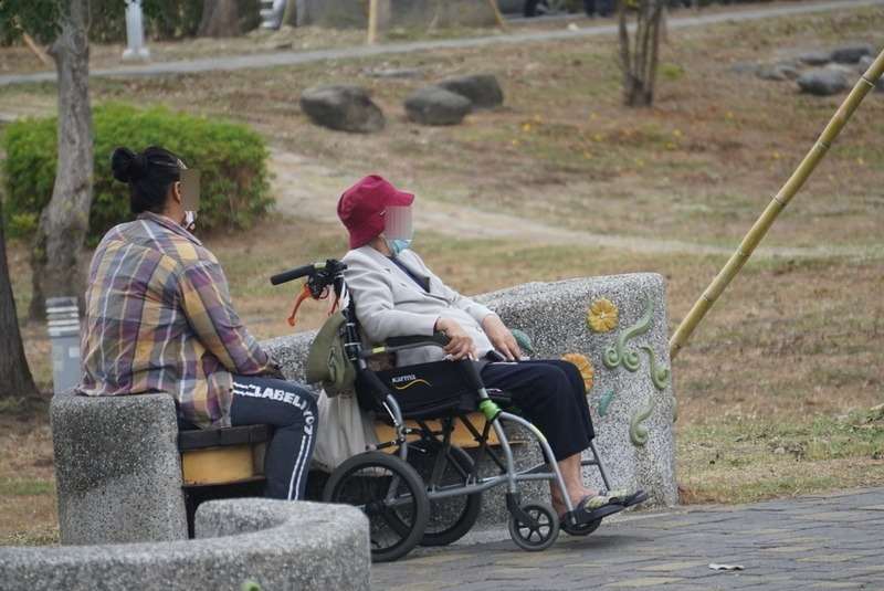 	
圖為外籍幫傭陪著雇主在高雄鳳山區一處公園內休憩。(資料照片/CNA)