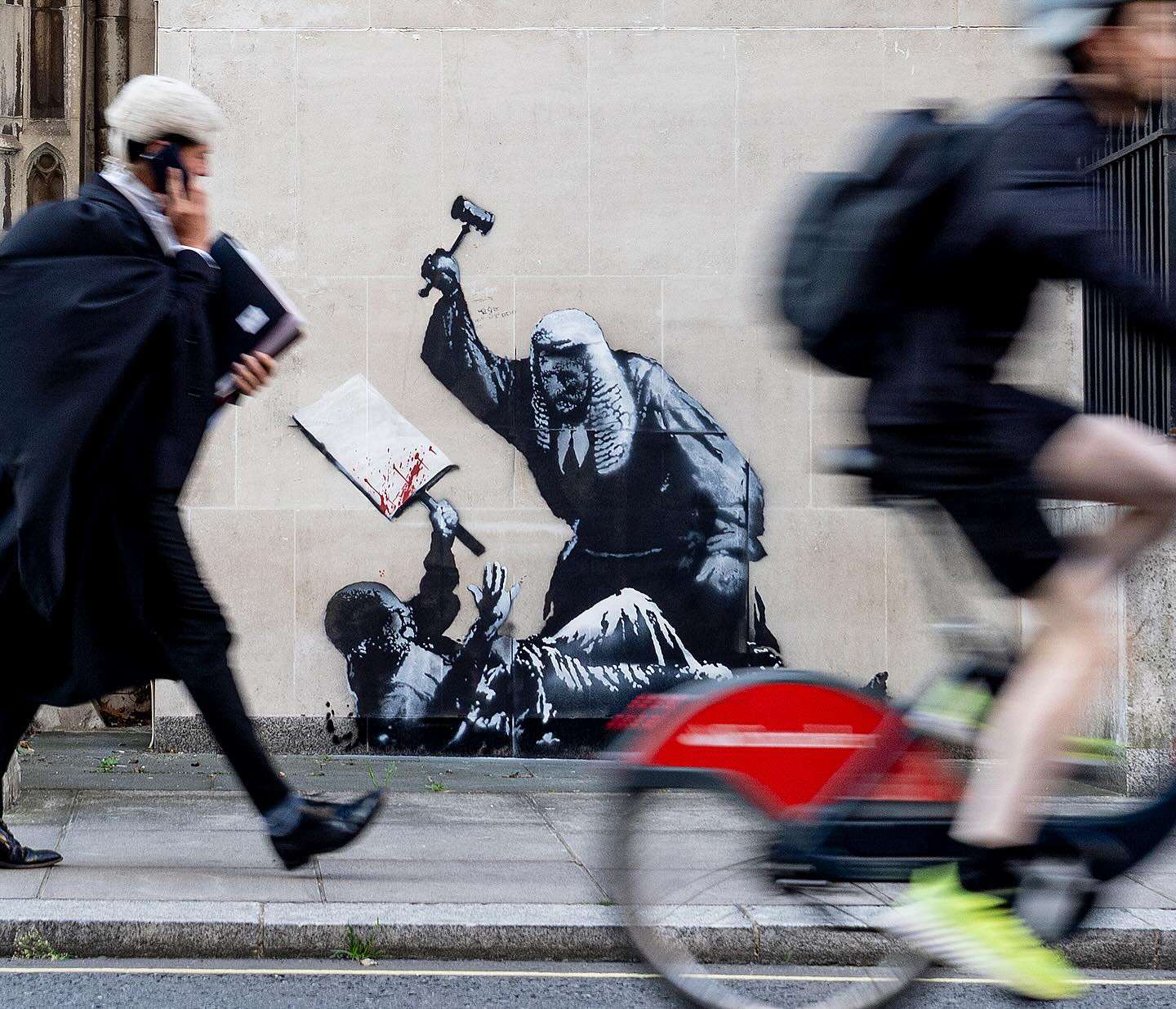 英國知名街頭藝術家班克西(Banksy)的最新塗鴉作品8日出現在倫敦皇家司法院(Royal Courts of Justice)外牆，抨擊英國對挺巴勒斯坦抗議者的大鎮壓。  (圖：IG@banksy)