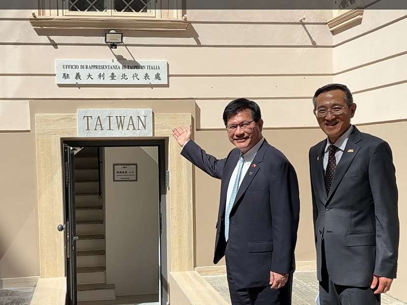 外交部長林佳龍(左)訪問義大利，出席我駐義代表處館舍整修竣工典禮，右為駐義代表蔡允中 (圖擷取自外交部提供的影片)