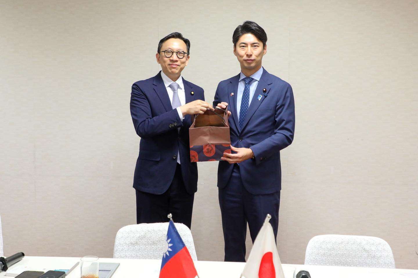 由國民黨立委葛如鈞(左)領軍的國民黨青年代表團，11日拜會日本重要智庫。(圖：國民黨青年團粉專)