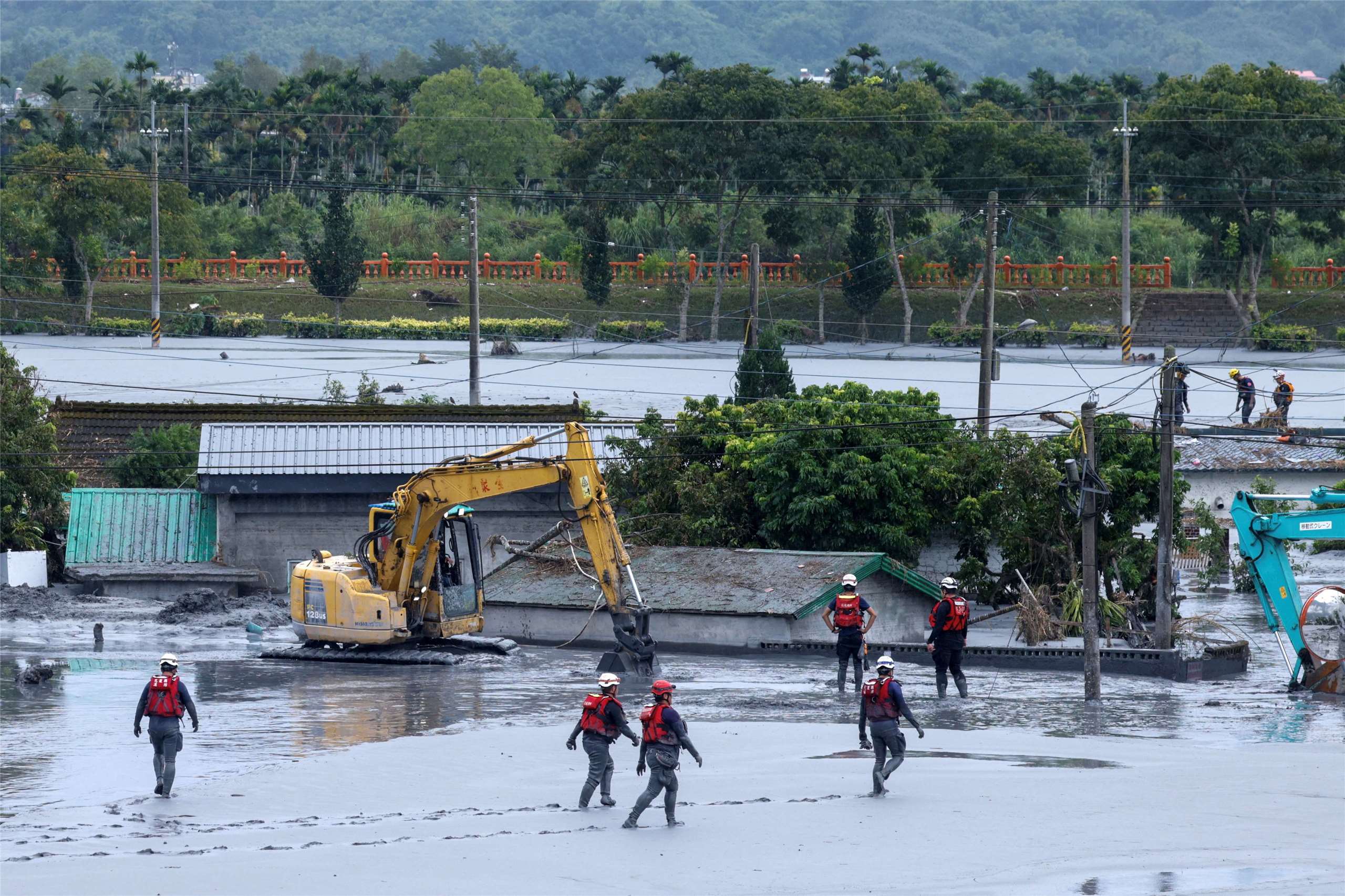 馬太鞍堰塞湖潰流導致光復鄉遭泥流洪水覆蓋，搜救隊在泥濘的地持續搜救。(路透社/達志影像)
