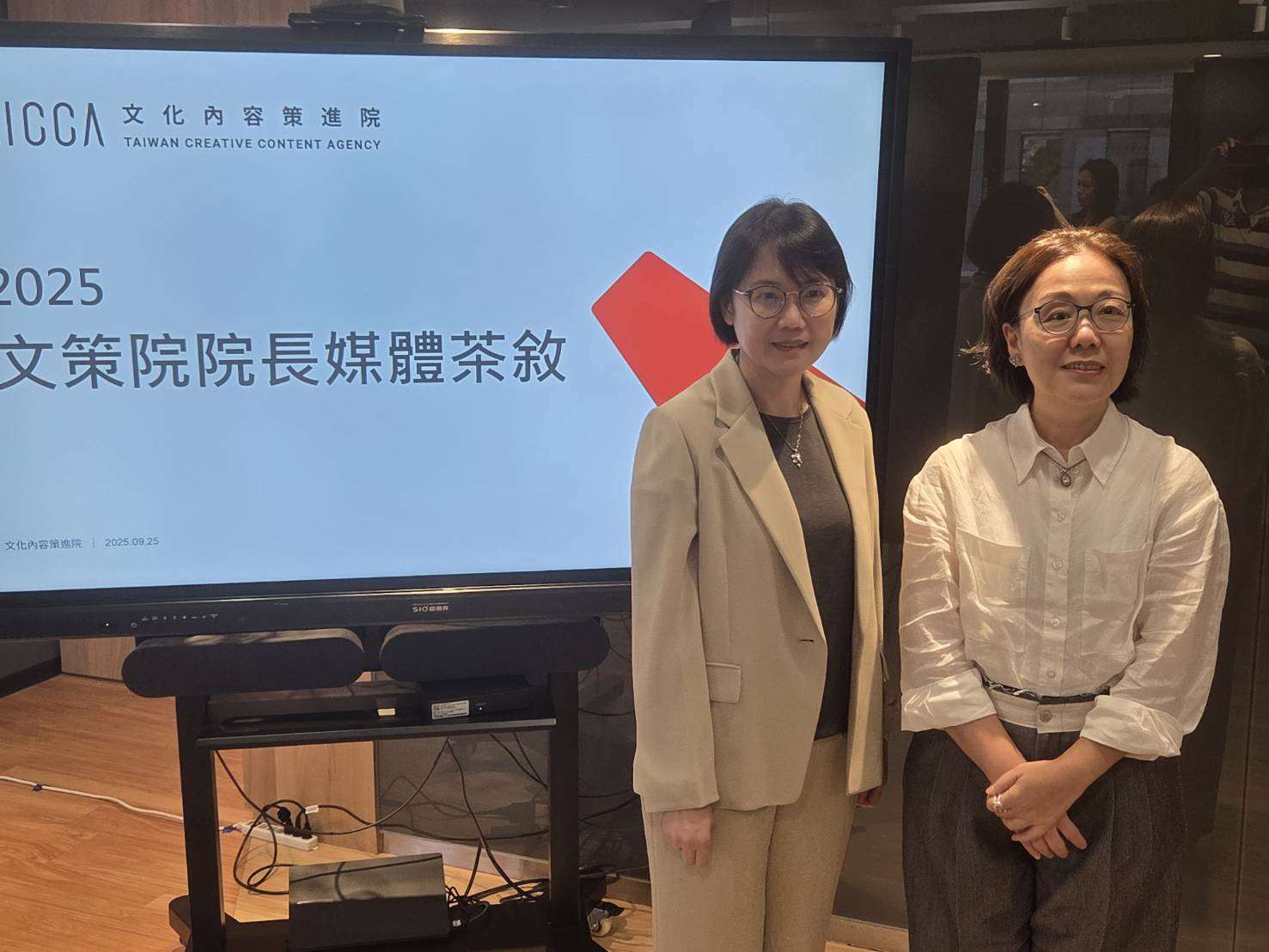 文策院董事長王時思(右)25日偕同新任文策院長王敏惠(左)舉行媒體茶敘。王時思在會中表示，文策院強化投資規範，以嚴格手段確立產業財務紀律。(江昭倫  攝)
