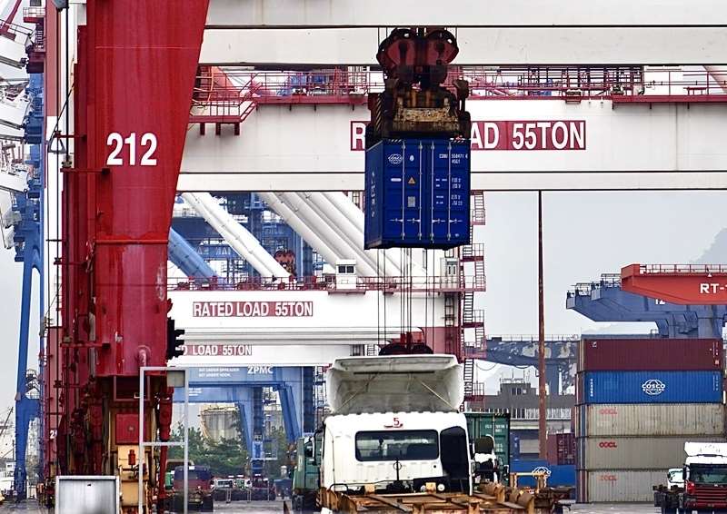 圖為高雄港貨櫃車正在裝卸貨櫃。