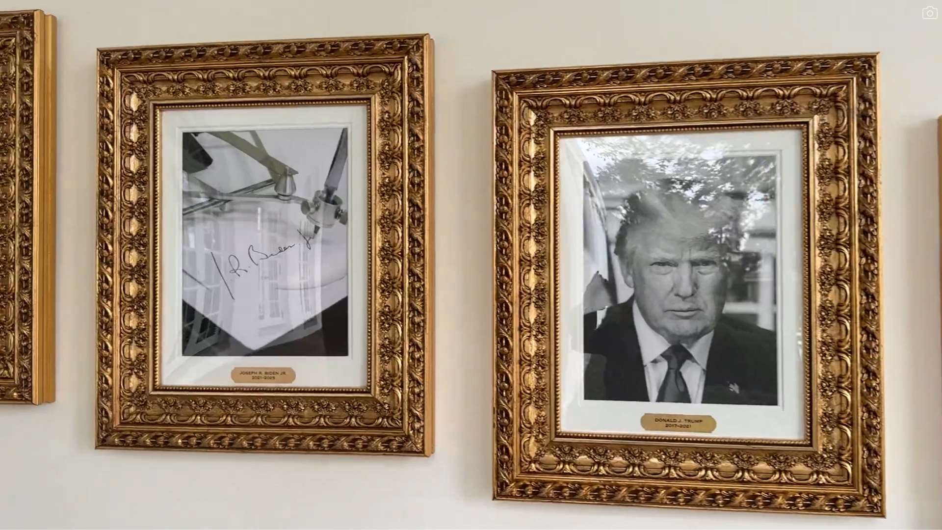 美國總統川普在白宮新設的藝廊以「自動簽名機」（autopen）照片嘲諷前總統拜登。(X@MargoMartin47)