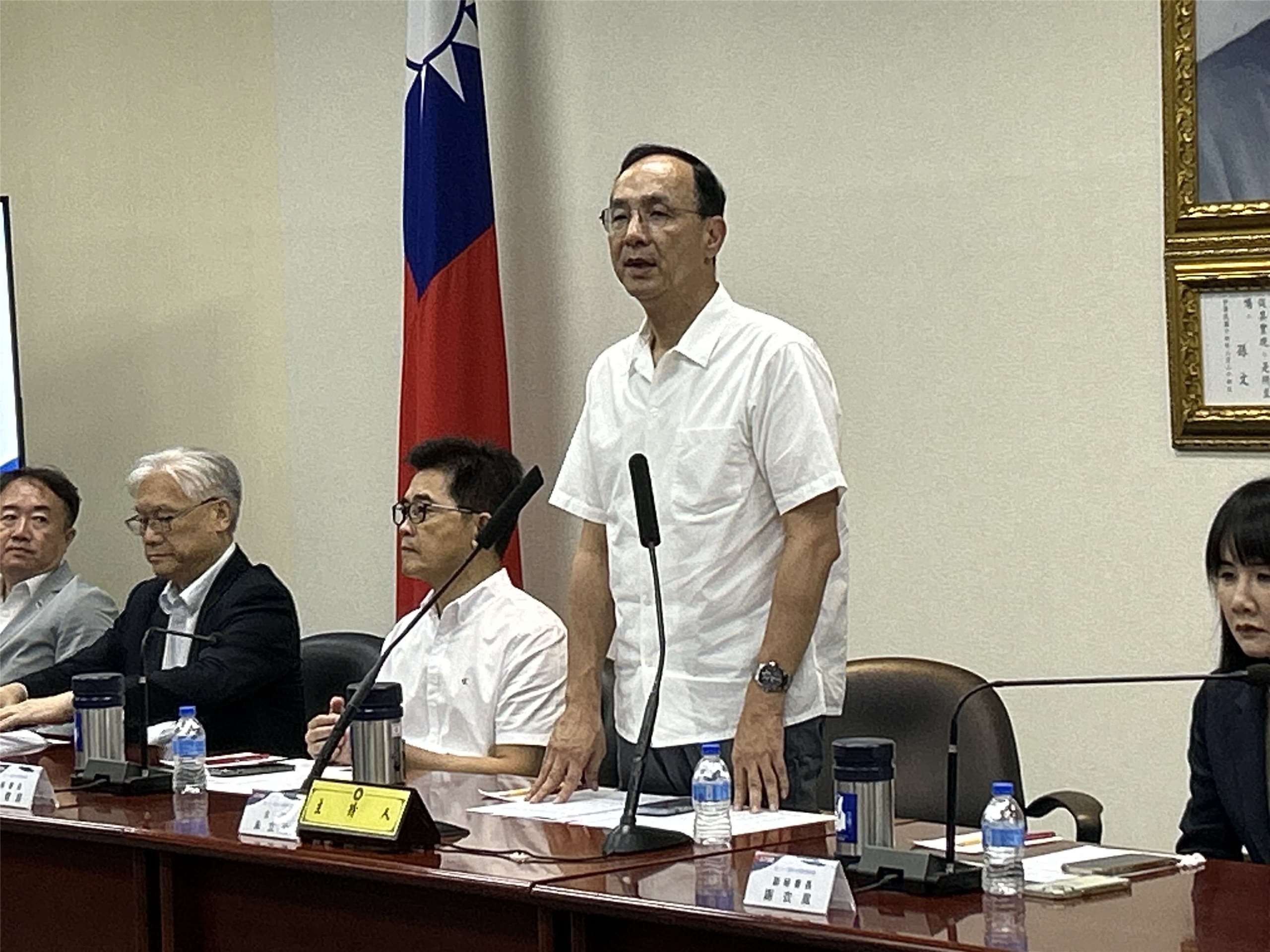 國民黨主席朱立倫今天(10日)再度聲援台北市前市長、民眾黨前主席柯文哲，呼籲柯文哲所涉案件應回歸法院辯論、證據呈現。(趙婉淳 攝)