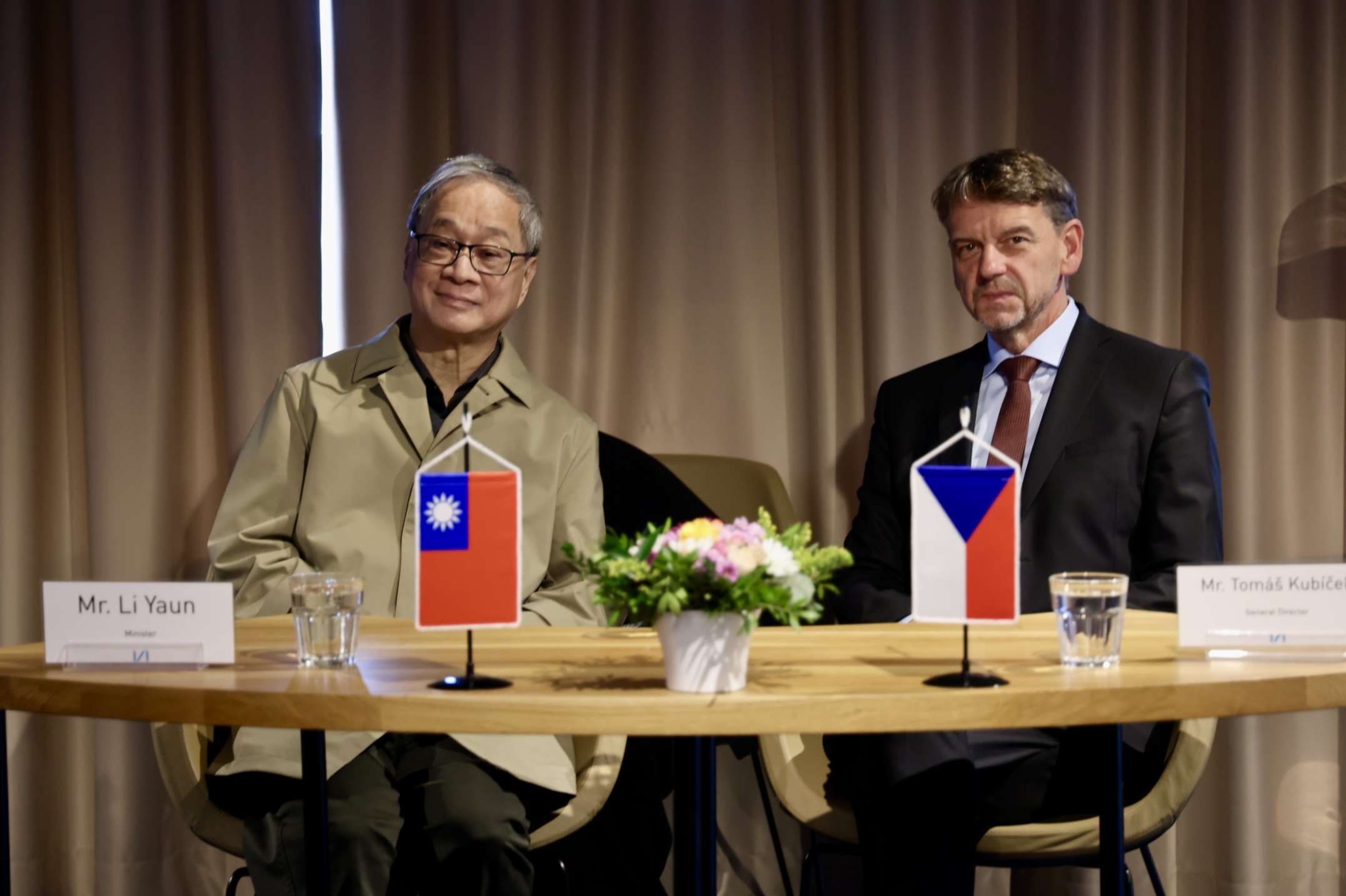 文化部長李遠(左)於歐洲時間13日下午前往捷克第二大城布爾諾(Brno)，見證台捷文學駐村交流計畫啟動。右為摩拉維亞圖書館館長庫比切克(Tomáš Kubíček)。(文化部提供)