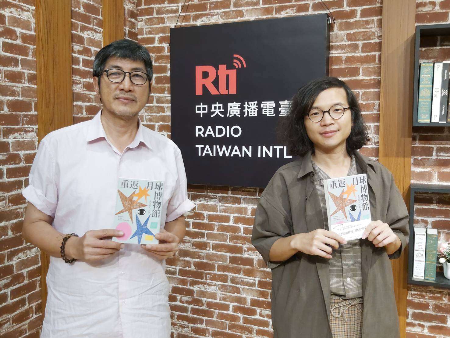 詩人煮雪的人（右）與主持人廖志峯合影