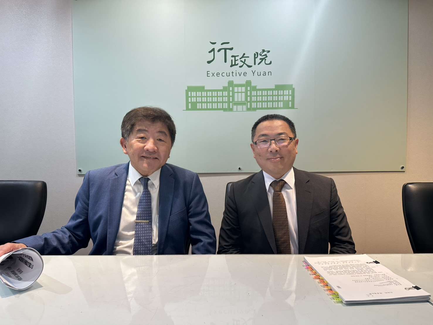 行政院政委林明昕(右)17日表示，政院將拍板定案「海纜七法」修法。(鄭佑漢 攝)