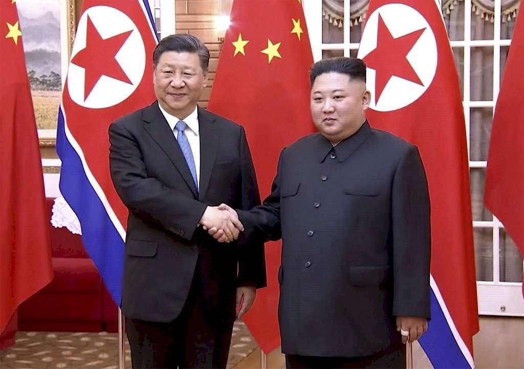 圖為北韓領導人金正恩(右)和中國國家主席習近平(左)會晤。資料照。