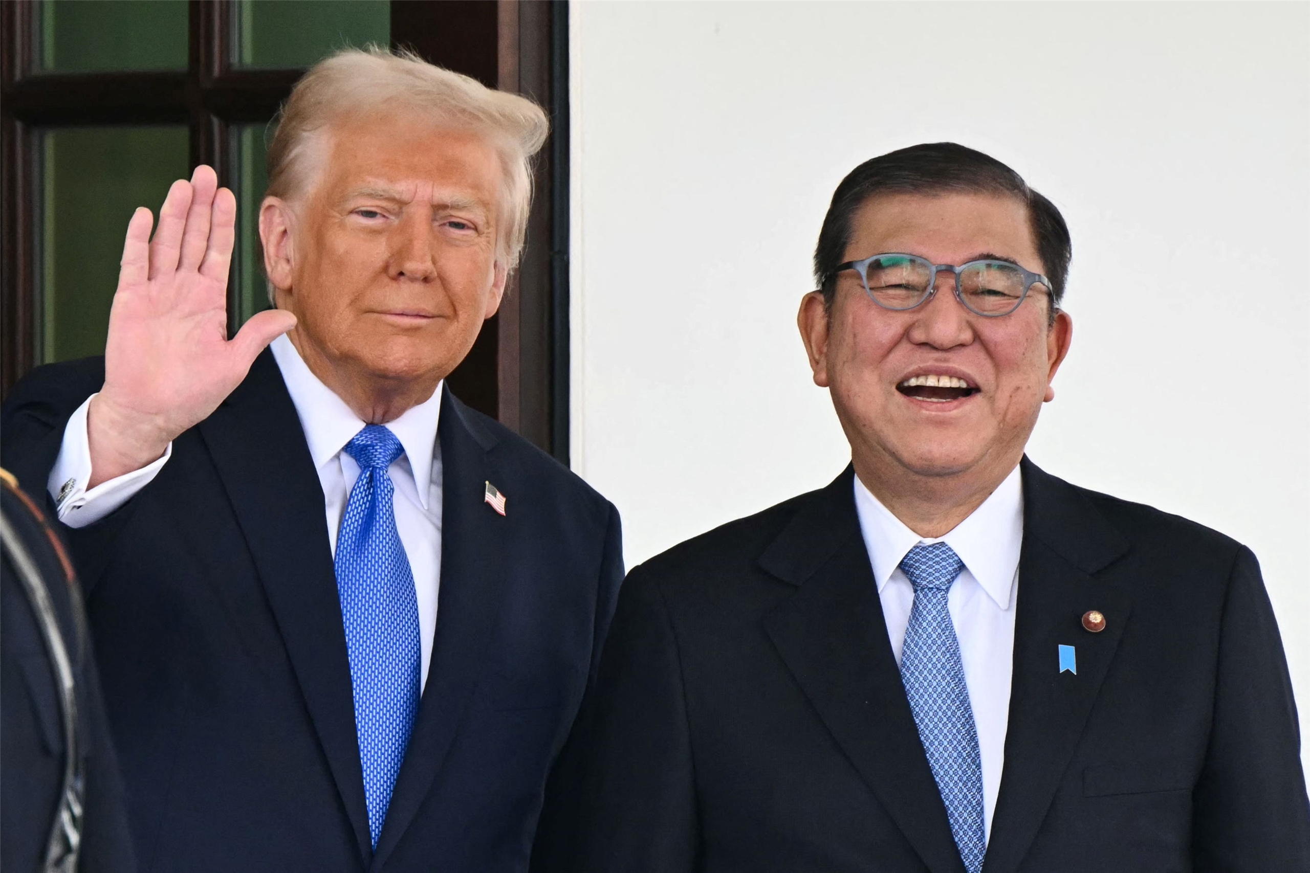 美國總統川普(左)與日本首相石破茂(右)。