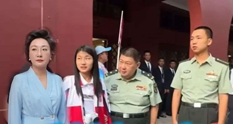毛澤東之孫毛新宇一家觀看九三閱兵。(微博)