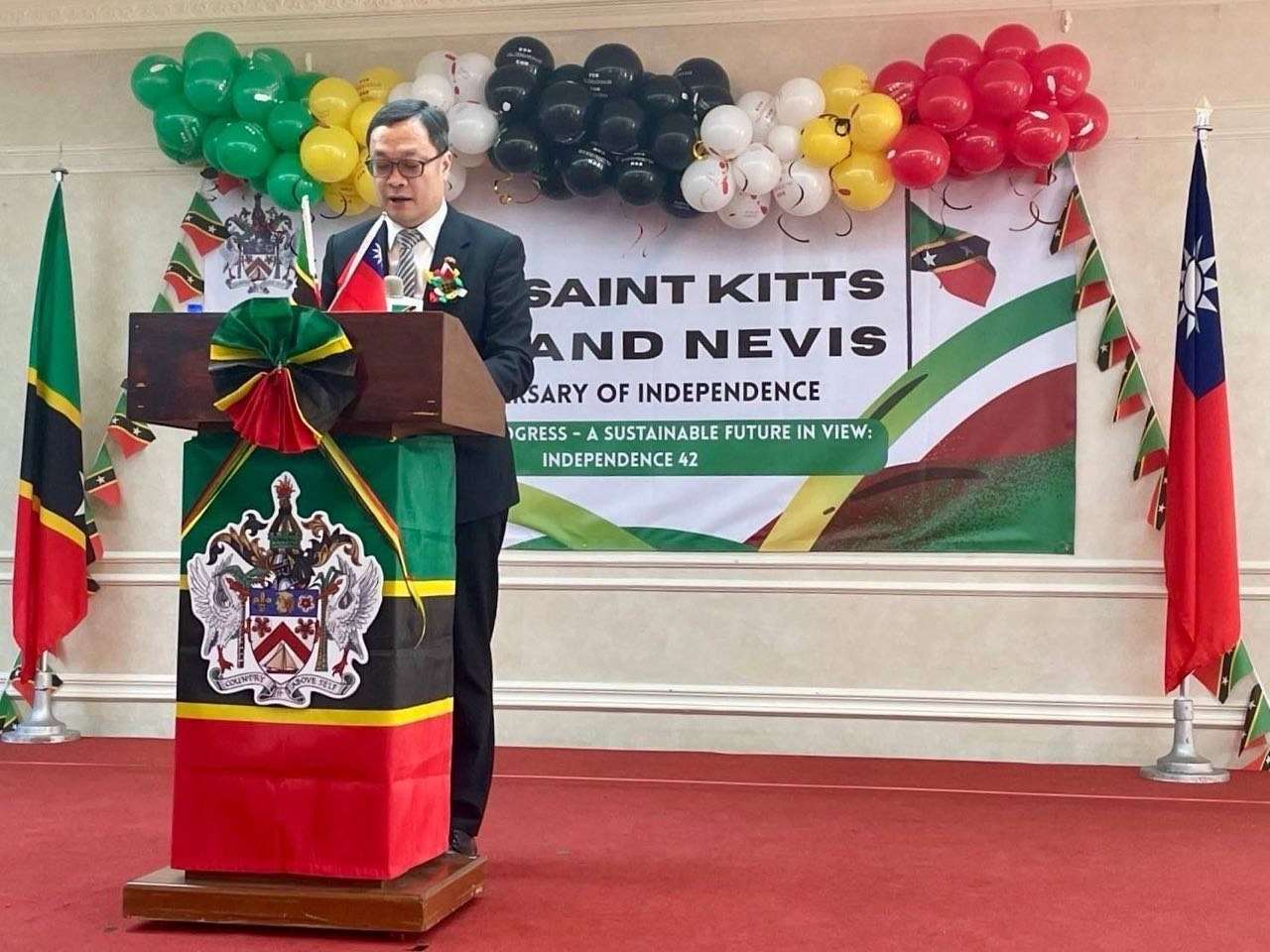外交部政務次長陳明祺於聖克里斯多福及尼維斯聯邦獨立42週年慶祝活動致詞。(外交部提供)