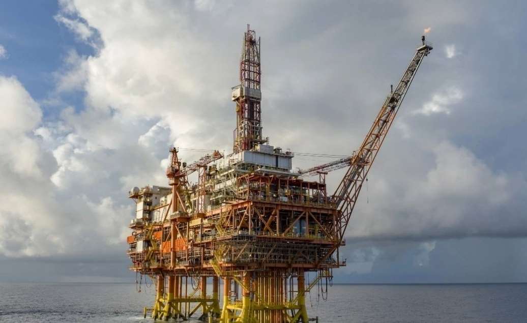 隸屬中國國營「中國海洋石油總公司」的半潛式鑽井平台「南海二號」7月起深入台灣東沙群島的專屬經濟海域進行油氣鑽探。(示意圖/微博)