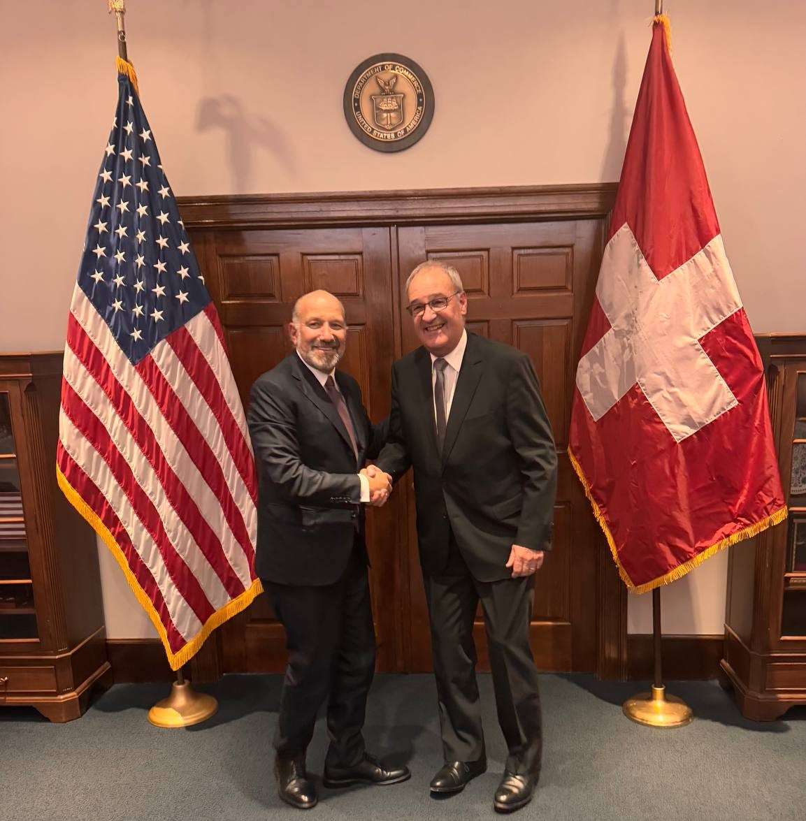 瑞士副總統帕姆蘭(Guy Parmelin)(右)前往美國會見商務部長盧特尼克(Howard Lutnick)(左)川普政府高官商討關稅議題。(X平台/@ParmelinG)