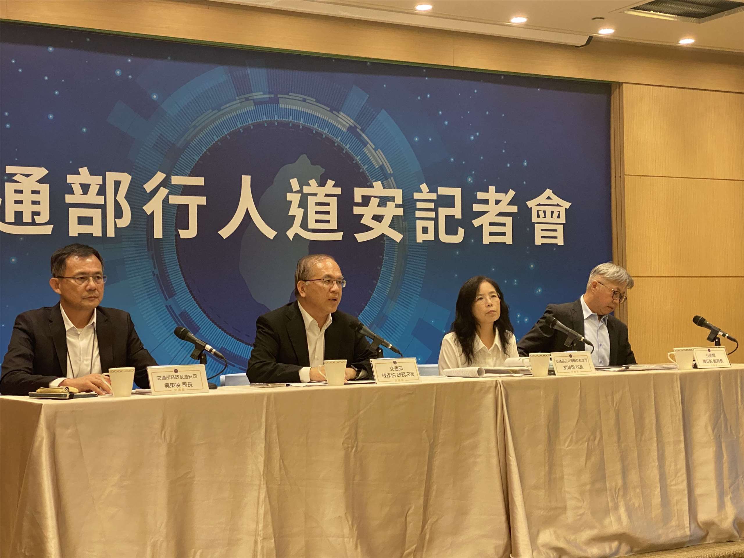 交通部政務次長陳彥伯(中左)16日率領所屬，公布今年上半年的道安統計數據。(吳琍君攝)