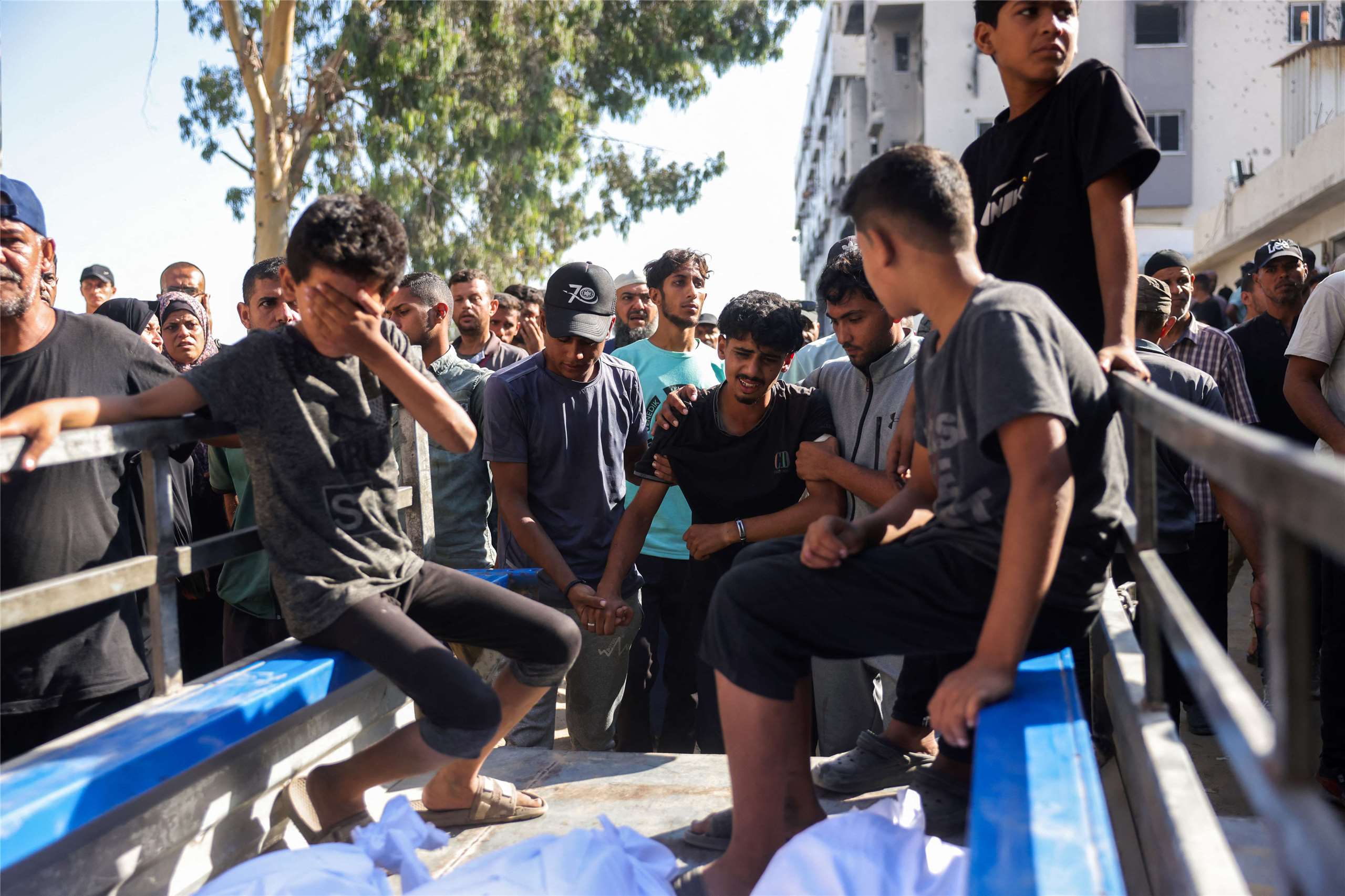 以色列1日對加薩走廊(Gaza Strip)發動攻擊，造成慘重傷亡，罹難者家屬悲痛不已。