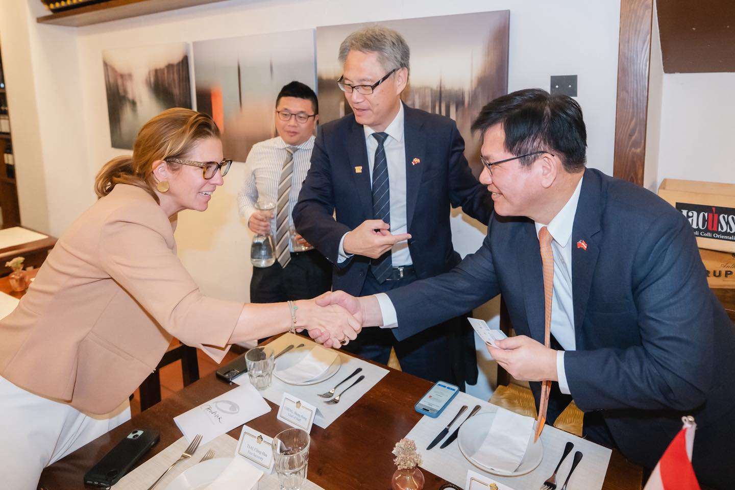 外交部長林佳龍近日出訪歐洲，抵達奧地利維也納，會晤多位奧地利國會議員。(圖：林佳龍臉書)