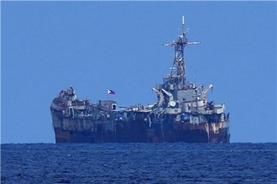 菲律賓長年將二戰時期登陸艦「馬德雷山號」(Sierra Madre)擱淺在南海仁愛暗沙，近期成了與中國衝突頻生的引爆點。(美聯社/達志影像)