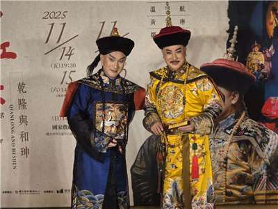 國光劇團睽違6年再次重演《夢紅樓・乾隆與和珅》，飾演乾隆的唐文華(右)與飾演和珅的溫宇航(左)有了全新對手戲火花。(江昭倫 攝)