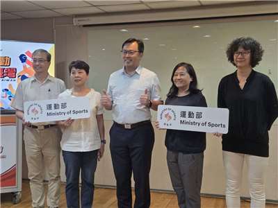 運動部發言人鄭世忠(中)18日公布運動部所屬4個司的司長人選名單，分別是綜合規劃司司長為許馨文(右一)、設施規劃司司長為蔡文娟(右二)、產業及科技司司長王詔民(左一)、競技運動司司長謝富秀(左二)。(江昭倫 攝)