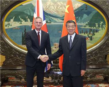 中國國務院副總理何立峰10日在北京會見英國新任商貿大臣凱爾(Peter Kyle)。 (AFP)