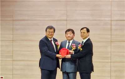 在政務委員陳時中(中)監交下，新任衛福部長石崇良(右)從卸任部長邱泰源(左)手中接下印信。(劉品希 攝)