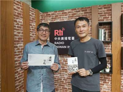 劉吉雄導演（右）與主持人廖志峯合影