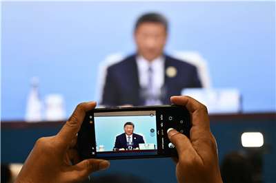 在中國天津舉行的上海合作組織高峰會開幕典禮上，新聞中心播放中國國家主席習近平的演講。(AFP)