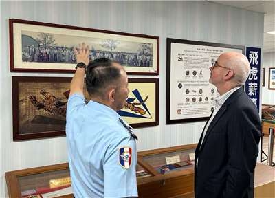 今天(3日)是九三軍人節，美國在台協會(AIT)處長谷立言(Raymond Greene)(右)今天表示，在紀念二戰結束80週年之際，要向戰場上犧牲生命的無數勇士致敬。(圖 : 美國在台協會臉書)