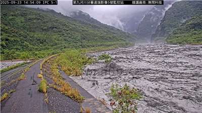 林業保育署最新公告，馬太鞍溪堰塞湖已在23日下午2時50分壩頂溢流，呼籲下游民眾注意。(圖：林保署)