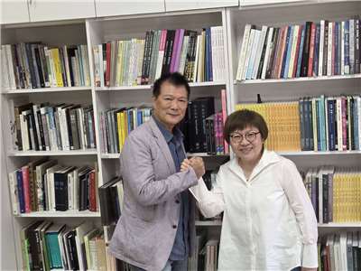 台北市文化局長蔡詩萍(左)3日偕同即將上任北美館館長的駱麗真(右)和媒體茶敘，說明此一人事案決定的考量。(江昭倫 攝 )