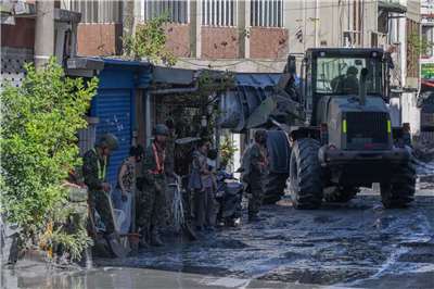 國軍官兵使用大型機具車輛協助花蓮縣光復鄉清理家園。(圖:總統府提供)