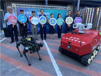環境部次長謝燕儒(中左)25日率領化學物質管理署代理署長陳淑玲(中右) 以及環境事故技術小組成員，展示環境部導入的首隻「偵檢機器犬」(前左)以及機器人(前右)。(吳琍君 攝)