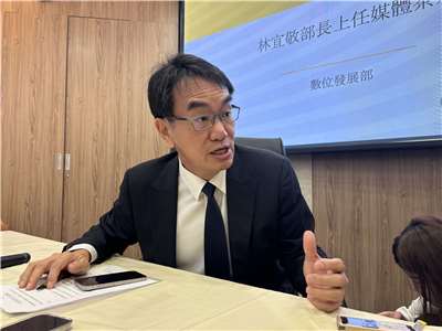 數位發展部部長林宜敬3日舉辦媒體茶敘，表示上任後將延續前任部長黃彥男的政策，包括建立AI產業生態系、強化資安韌性、打擊詐騙以及推動數位政府建設。(楊文君 攝)