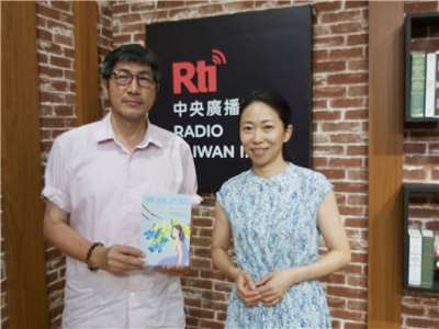 作家一青妙（右）與主持人廖志峯合影