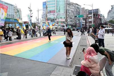 台北市西門町商圈的彩虹地景吸引許多外國觀光客。(資料照片)
